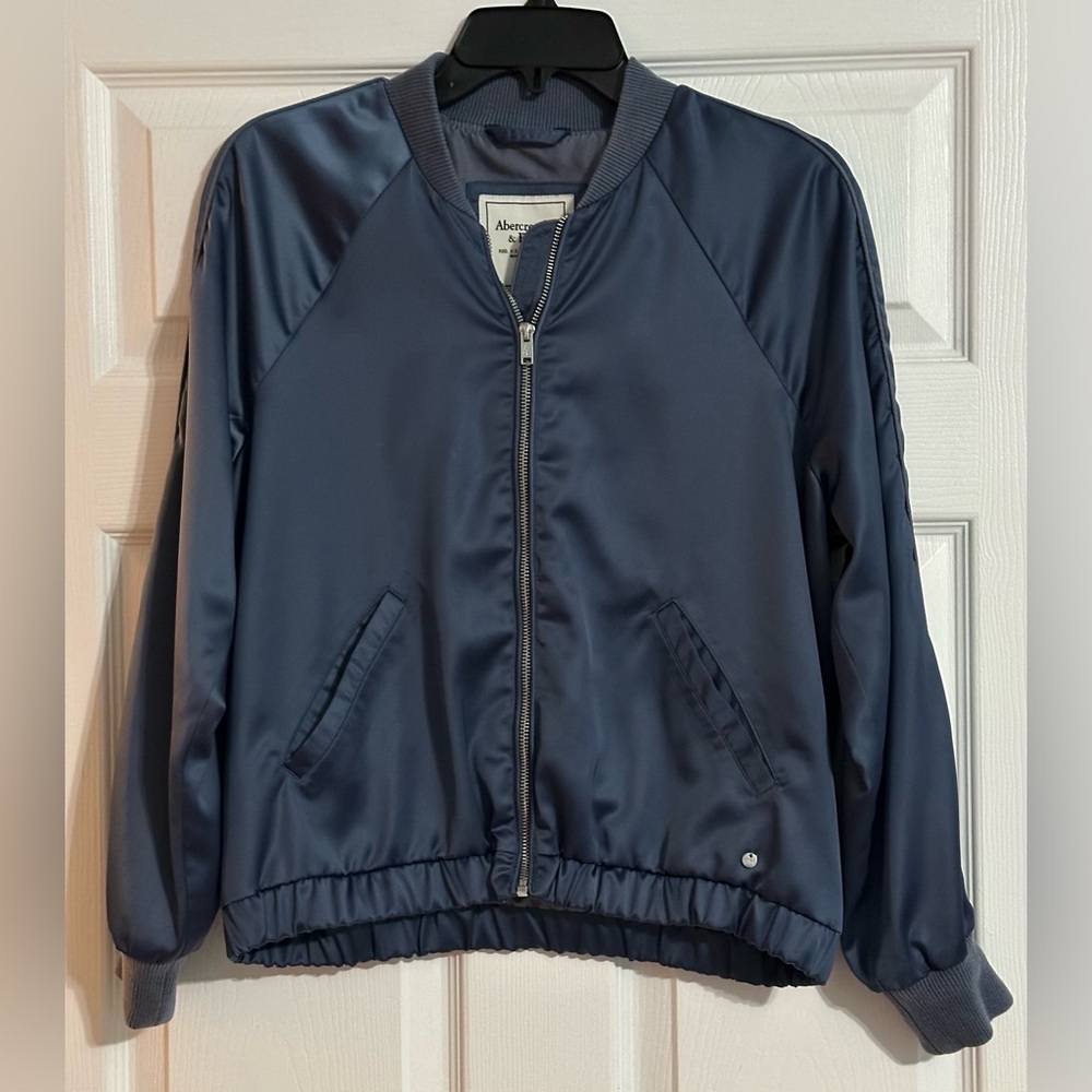 Abercrombie & Fitch women's satin bomber jacket - Size Medium‎